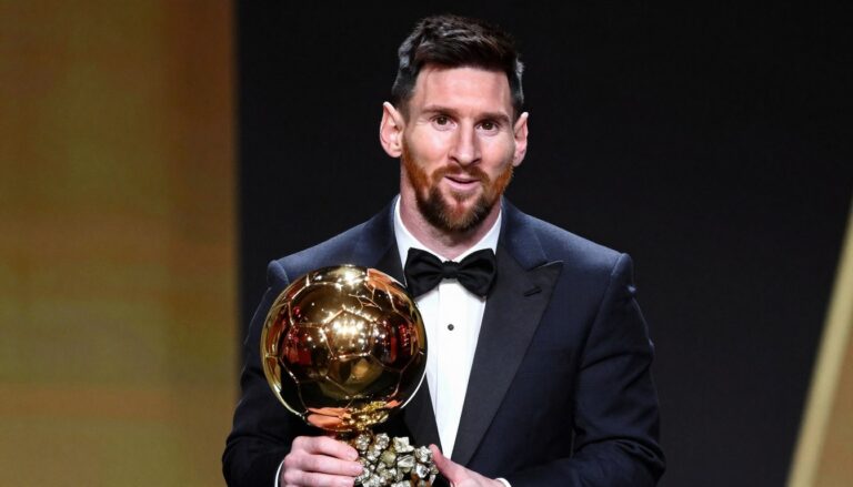 Lionel Messi trzymający Złotą Piłkę podczas ceremonii wręczenia nagród